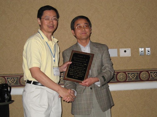Hu presents plaque