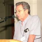 Raúl Manásevich addresses the audience at the welcome reception, January 17, 2005